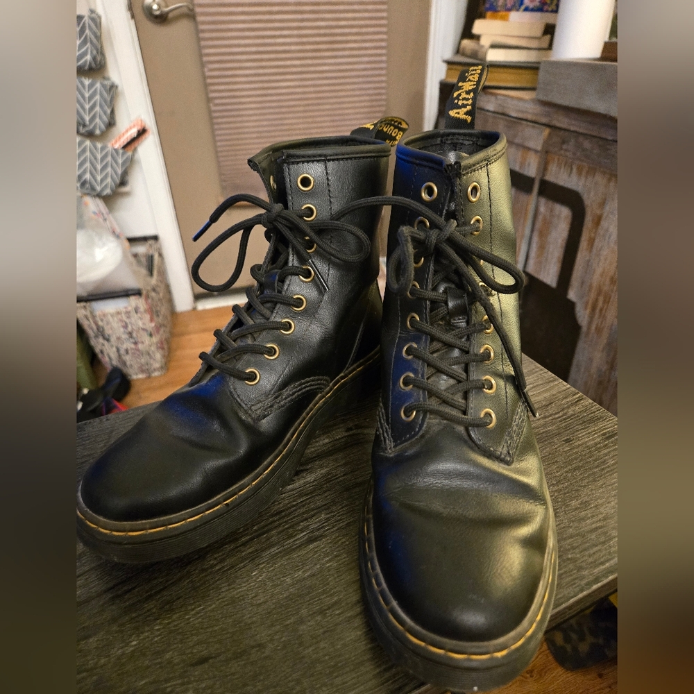 Women's Dr. Martens Zavala Combat Boots Size 6 Mens/ 7 Womans